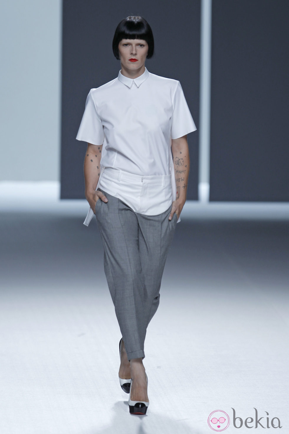 Bimba Bosé con pantalón gris y camisa blanca de la colección primavera/verano de David Delfín