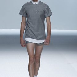 Chico con short y camisa gris de cuellos blancos de la colección primavera/verano de David Delfín
