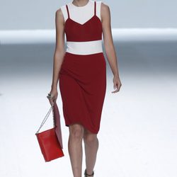 Vestido rojo y blanco con bolsos de cartera de la colección primavera/verano de David Delfín