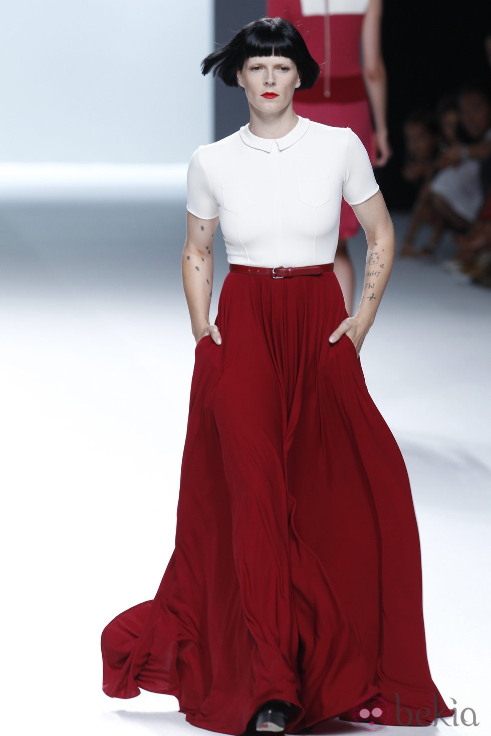 Bimba Bosé con falda larga roja y blusa blanca de la colección primavera/verano de David Delfín