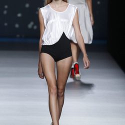 Fusión de body negro con blusa blanca de la colección primavera-verano 2013 de Amaya Arzuaga