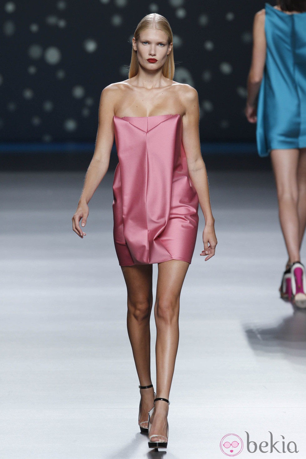 Vestido corto de seda rosa claro de la colección primavera-verano 2013 de Amaya Arzuaga