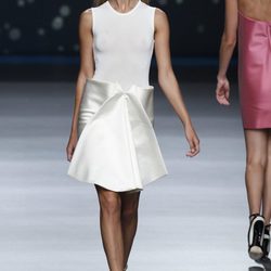 Falda blanca con pliegue delantero de la colección primavera-verano 2013 de Amaya Arzuaga