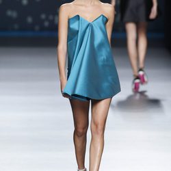 Vestido corto azul de pliegues de la colección primavera-verano 2013 de Amaya Arzuaga