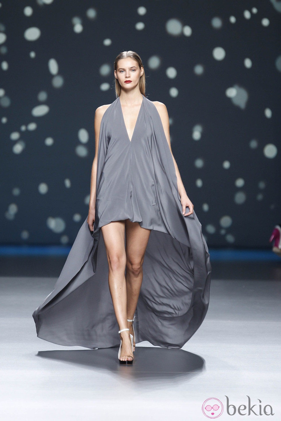 Vestido gris abombado con cola larga de la colección primavera-verano 2013 de Amaya Arzuaga
