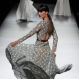 Vestido gris largo vaporoso con espalda descubierta de la colección primavera-verano 2013 de Juanjo Oliva