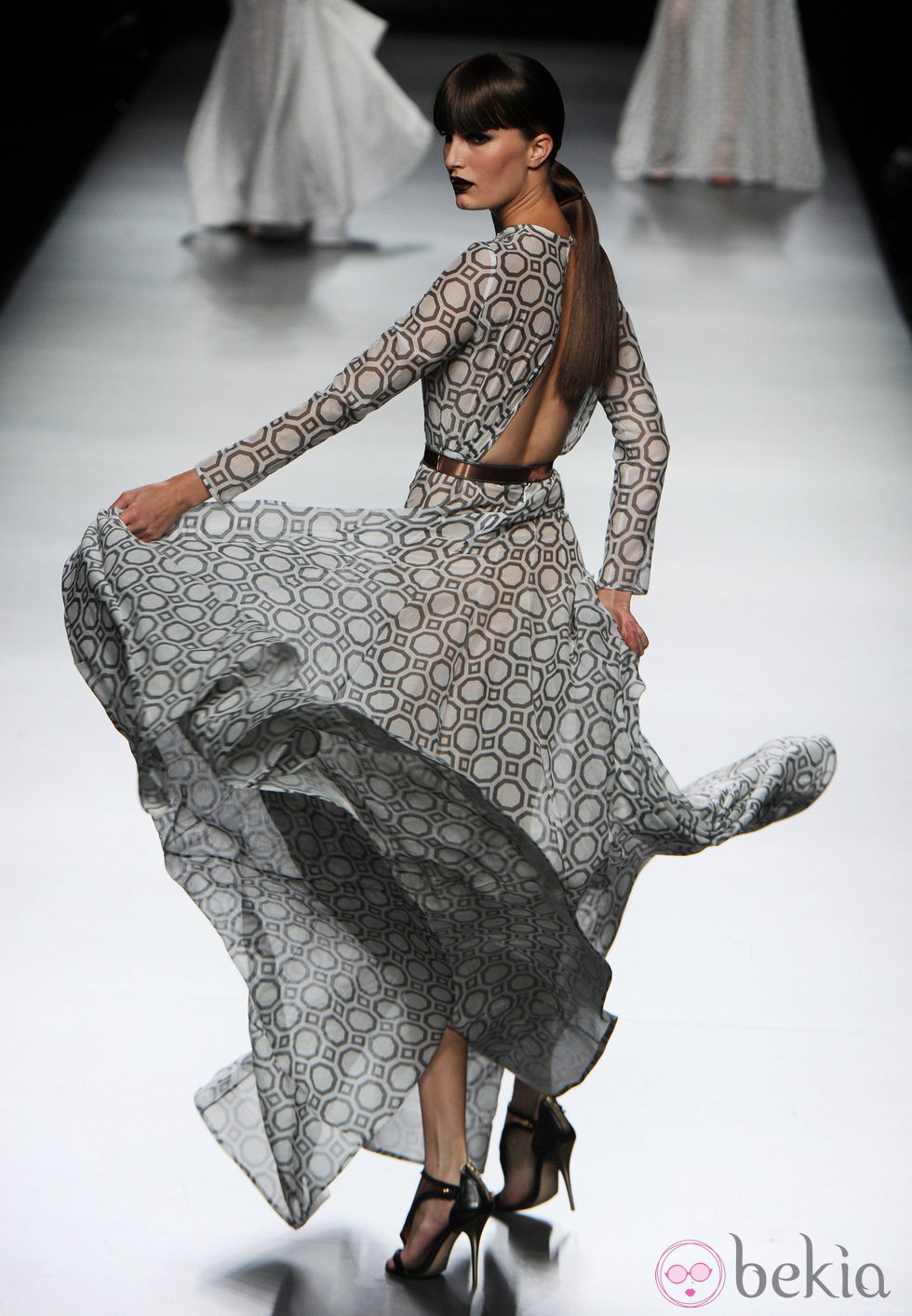 Vestido gris largo vaporoso con espalda descubierta de la colección primavera-verano 2013 de Juanjo Oliva