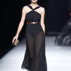 Vestido negro transparente con vuelo de la colección primavera-verano 2013 de Juanjo Oliva