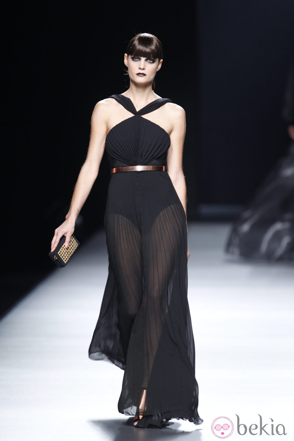 Vestido negro transparente con vuelo de la colección primavera-verano 2013 de Juanjo Oliva