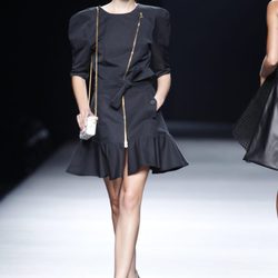Vestido negro con cremallera y hombreras de la colección primavera-verano 2013 de Juanjo Oliva