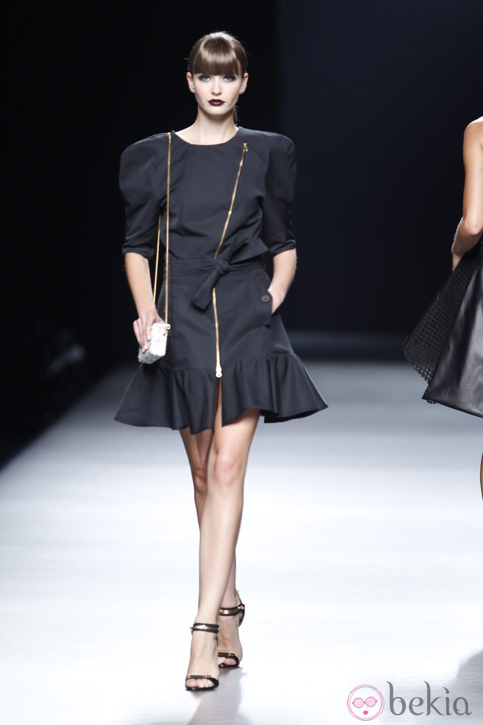 Vestido negro con cremallera y hombreras de la colección primavera-verano 2013 de Juanjo Oliva