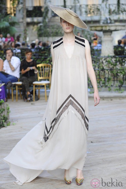Vestido crudo vaporoso de la colección primavera-verano 2013 de la firma DELPOZO