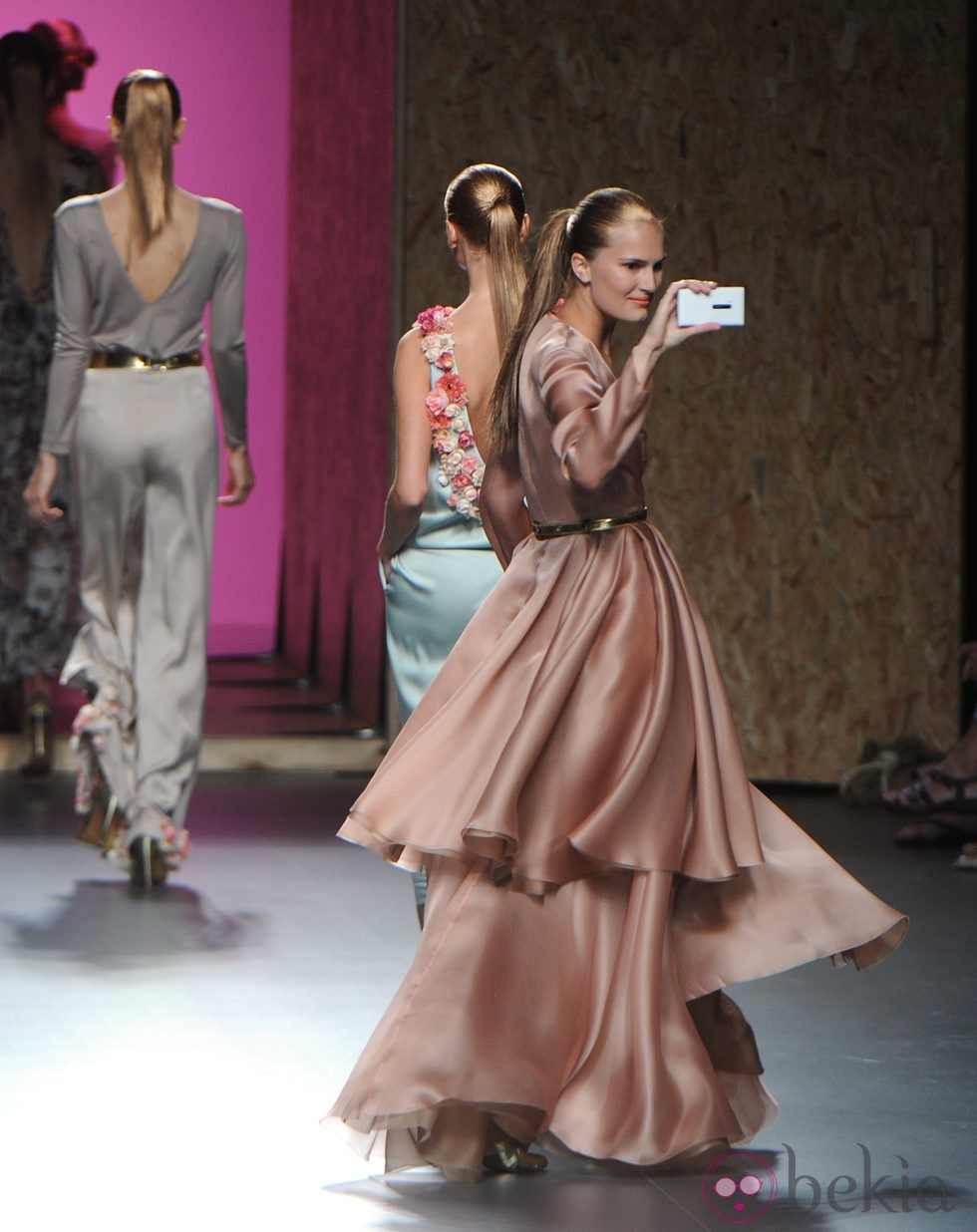 Alla Kostromichova con vestido largo vaporoso de la colección primavera-verano 2013 de Duyos