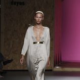 Vestido gris largo de gran escote de la colección primavera-verano 2013 de Duyos