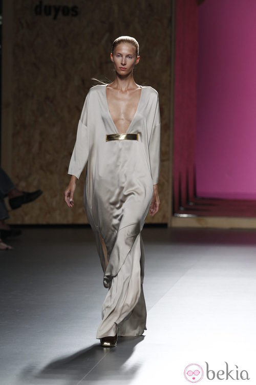 Vestido gris largo de gran escote de la colección primavera-verano 2013 de Duyos
