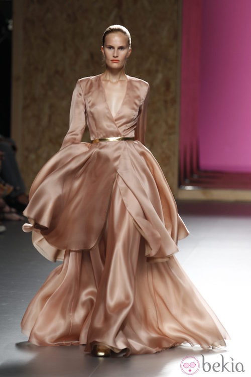 Voluminoso vestido rosa de la colección primavera-verano 2013 de Duyos
