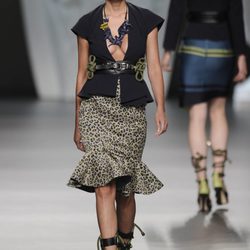 Falda leopardo y blusa de gran escote de la colección primavera-verano 2013 de Ana Locking