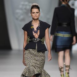 Falda leopardo y blusa de gran escote de la colección primavera-verano 2013 de Ana Locking