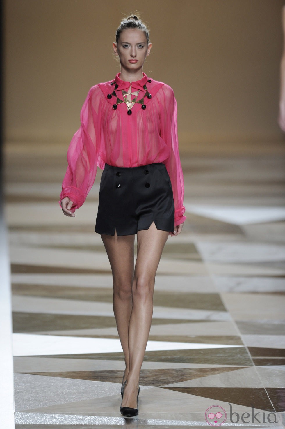 Blusa rosa con pantalón corto negro de la colección primavera-verano 2013 de Ailanto