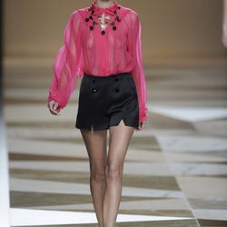 Blusa rosa con pantalón corto negro de la colección primavera-verano 2013 de Ailanto