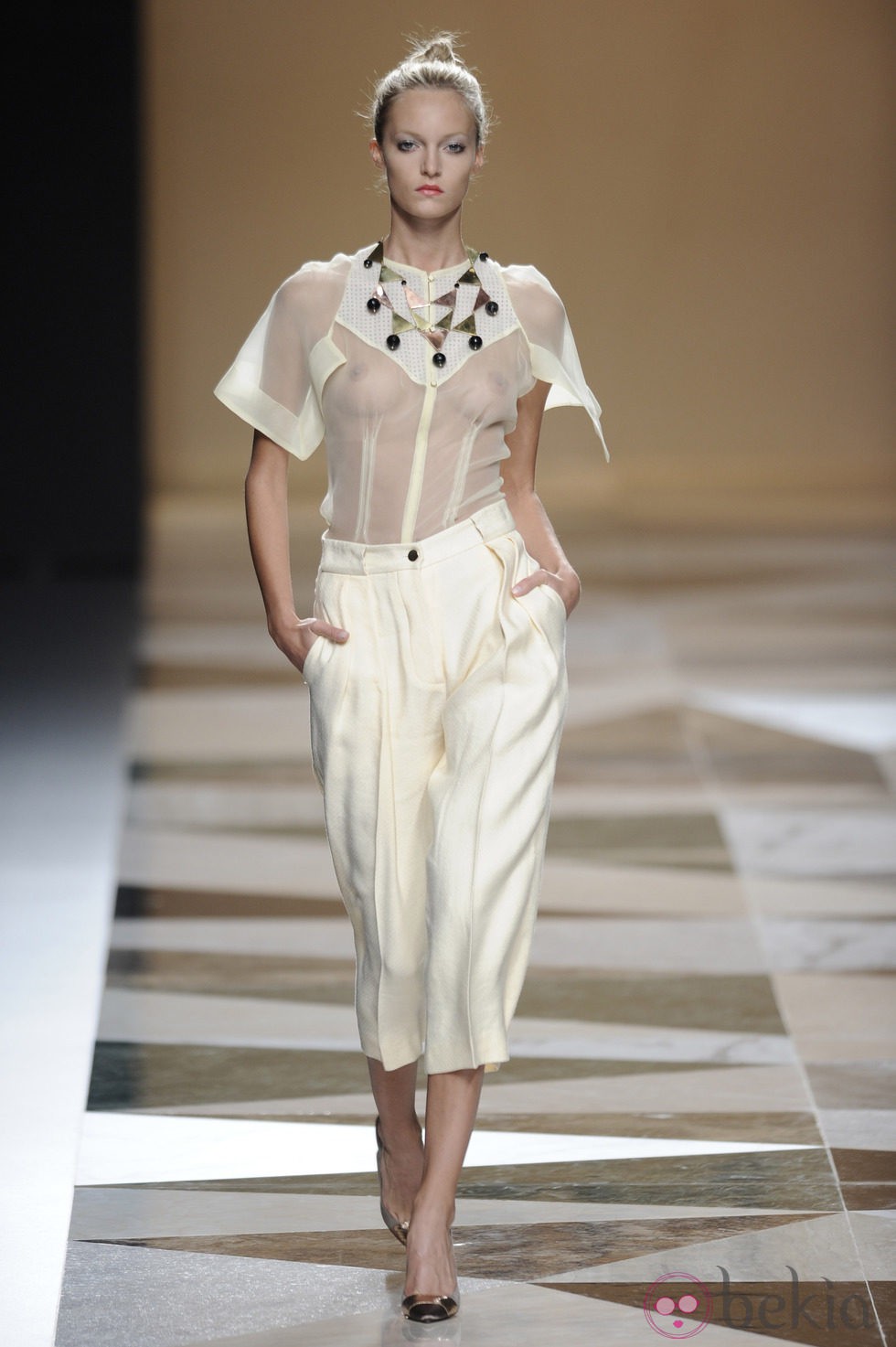 Blusa transparente con pantalón blanco de la colección primavera-verano 2013 de Ailanto