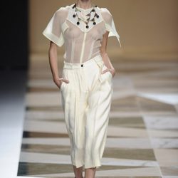 Blusa transparente con pantalón blanco de la colección primavera-verano 2013 de Ailanto