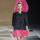 Chaqueta negra con falda rosa de la colección primavera-verano 2013 de Ailanto