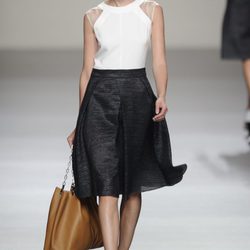 Falda negra y maxibolso marrón de la colección primavera-verano 2013 de Roberto Torretta