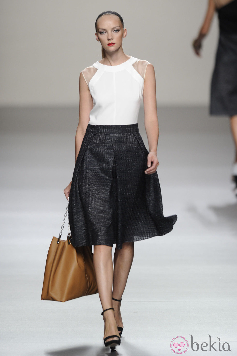 Falda negra y maxibolso marrón de la colección primavera-verano 2013 de Roberto Torretta