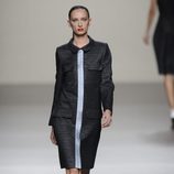 Vestido negro con raya central de la colección primavera-verano 2013 de Roberto Torretta