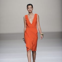 Vestido corto naranja con gran escote de la colección primavera-verano 2013 de Roberto Torretta