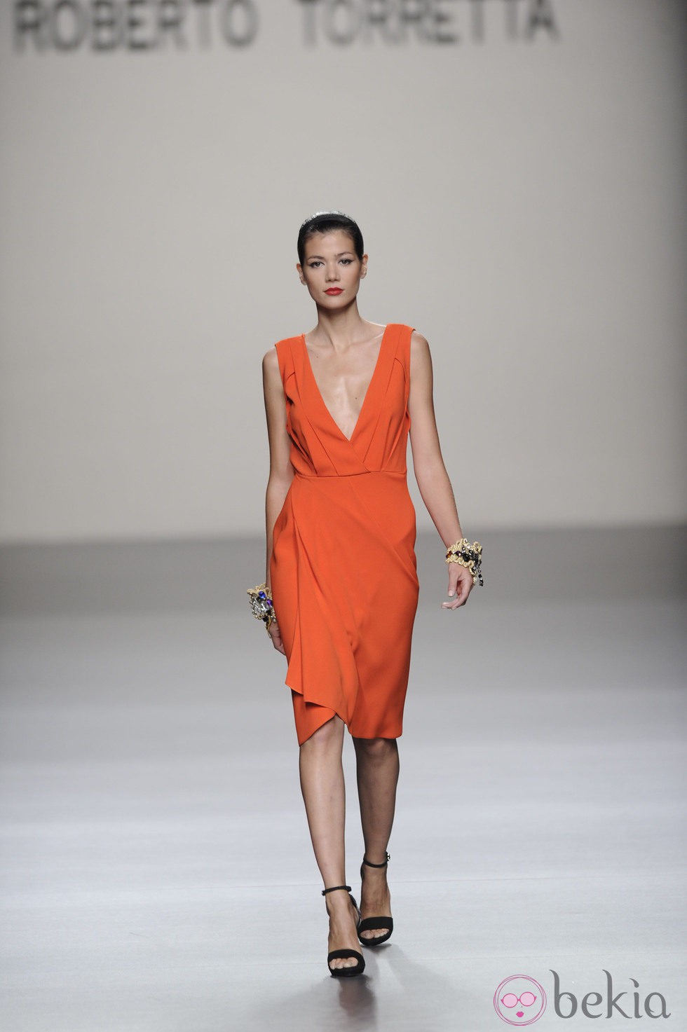 Vestido corto naranja con gran escote de la colección primavera-verano 2013 de Roberto Torretta