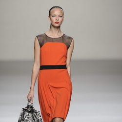 Vestido corto naranja con maxibolso de la colección primavera-verano 2013 de Roberto Torretta