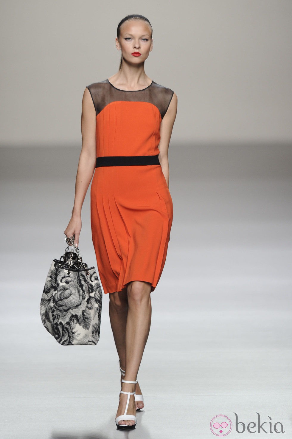 Vestido corto naranja con maxibolso de la colección primavera-verano 2013 de Roberto Torretta