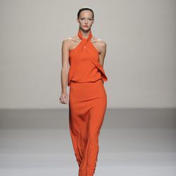 Vestido largo naranja atado al cuello de la colección primavera-verano 2013 de Roberto Torretta