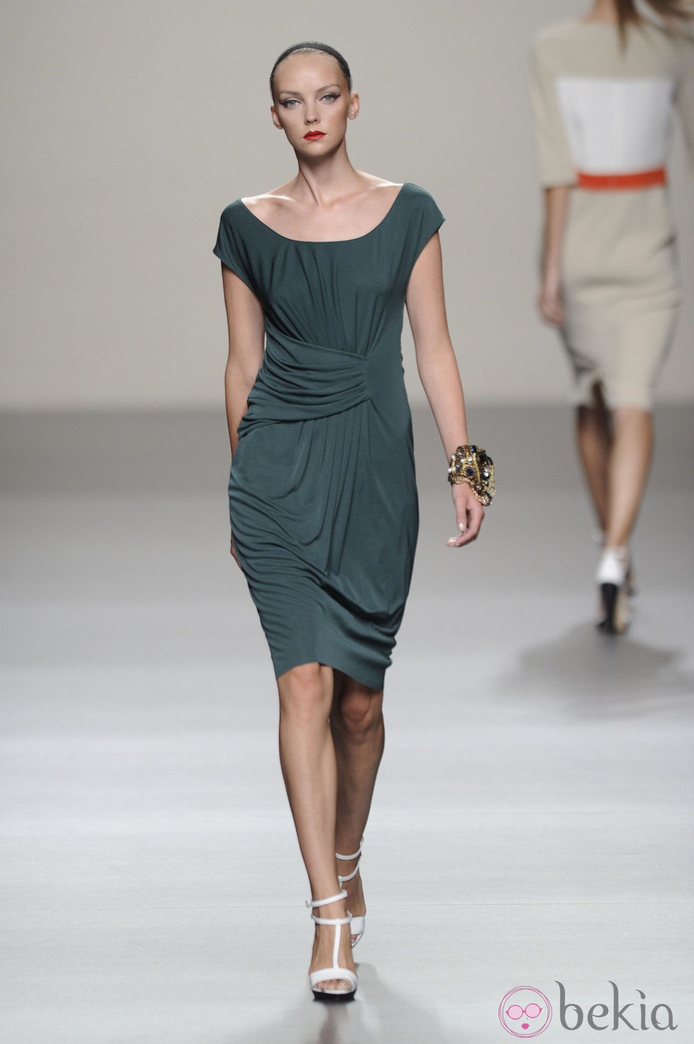Vestido corto con pliegues de la colección primavera-verano 2013 de Roberto Torretta
