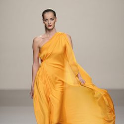 Vestido largo amarillo de seda de la colección primavera-verano 2013 de Roberto Torretta