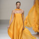 Vestido largo amarillo de seda con capa de la colección primavera-verano 2013 de Roberto Torretta