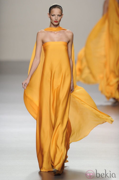 Vestido largo amarillo de seda con capa de la colección primavera-verano 2013 de Roberto Torretta
