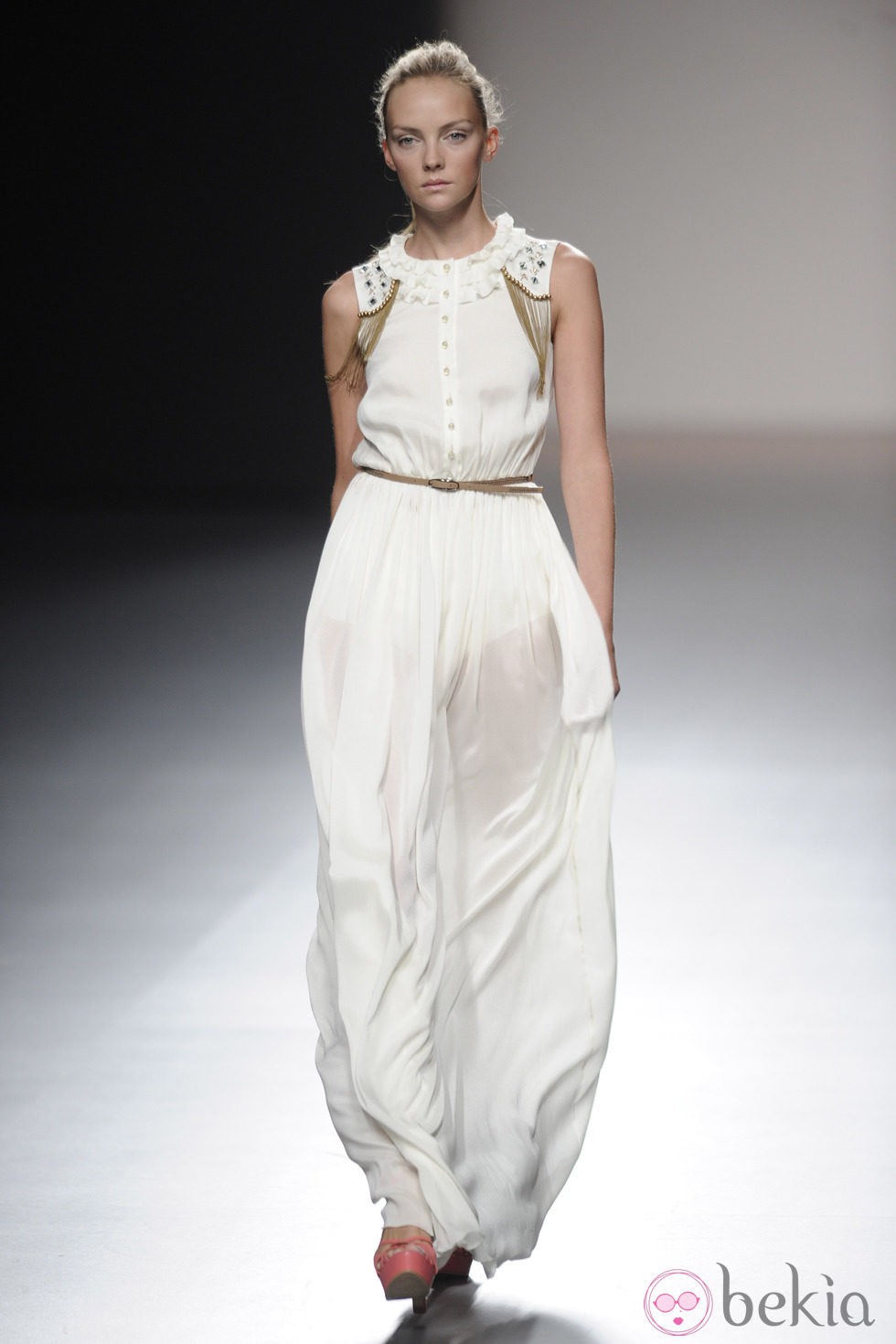 Vestido blanco largo con flecos de la colección primavera-verano 2013 de Kina Fernández
