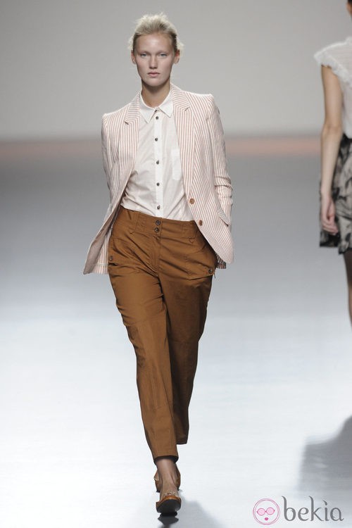 Traje de pantalón marrón y blaiser a rayas de la colección primavera-verano 2013 de Kina Fernández