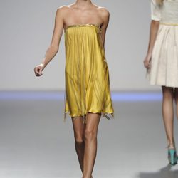 Vestido amarillo de seda con flecos de la colección primavera-verano 2013 de Kina Fernández