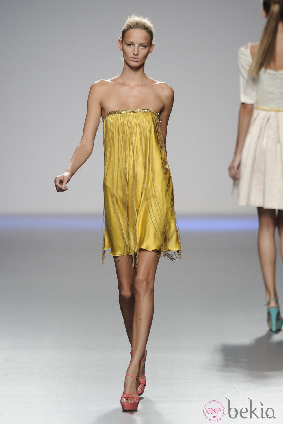 Vestido amarillo de seda con flecos de la colección primavera-verano 2013 de Kina Fernández