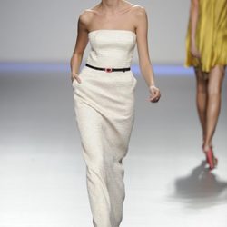 Vestido blanco largo palabra de honor de la colección primavera-verano 2013 de Kina Fernández