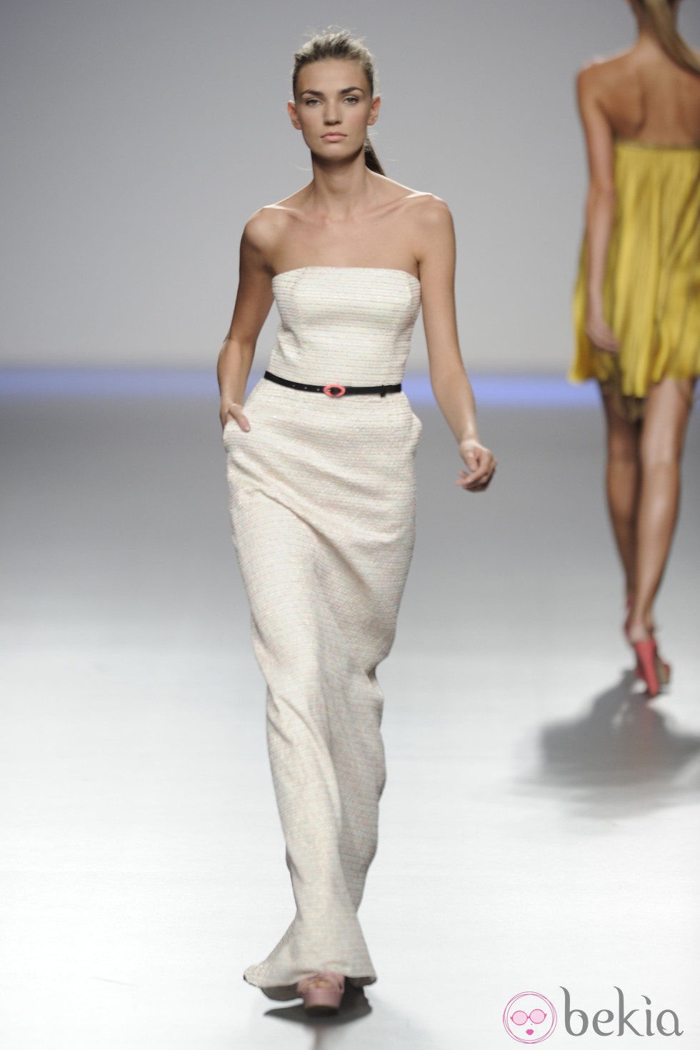 Vestido blanco largo palabra de honor de la colección primavera-verano 2013 de Kina Fernández
