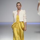 Vestido largo de seda amarillo con chaqueta blanca de la colección primavera-verano 2013 de Kina Fernández