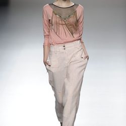 Pantalón a rayas y blusa con flecos de la colección primavera-verano 2013 de Kina Fernández