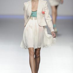 Vestido blanco y cian con flecos y chaqueta blanca de la colección primavera-verano 2013 de Kina Fernández