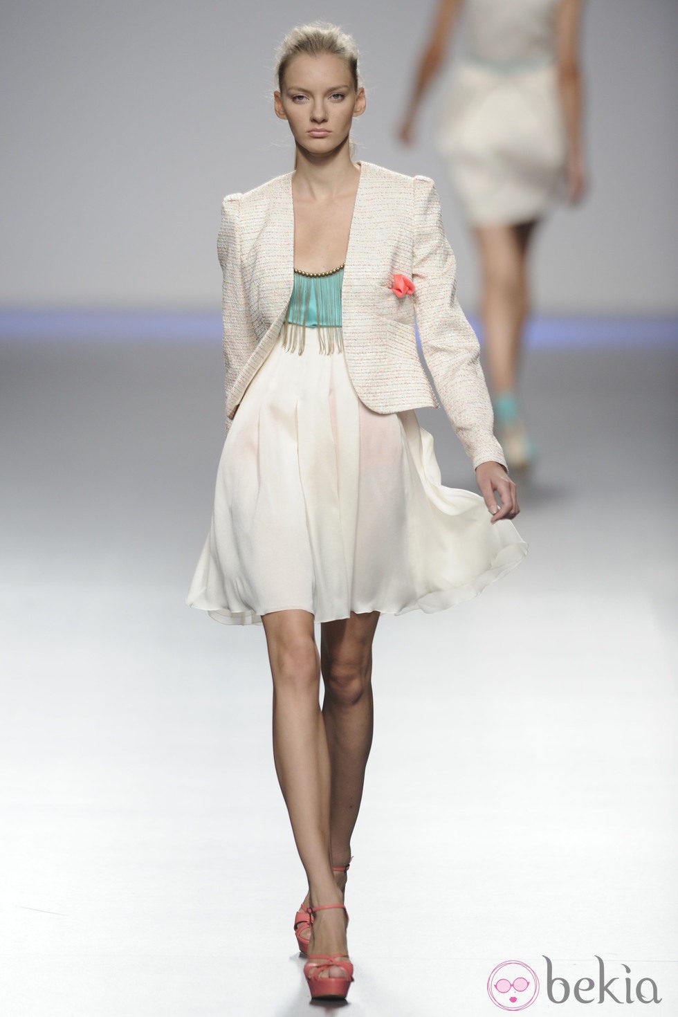 Vestido blanco y cian con flecos y chaqueta blanca de la colección primavera-verano 2013 de Kina Fernández