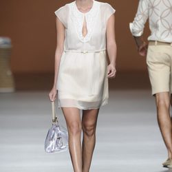 Vestido corto blanco con bolso transparente de la colección primavera-verano 2013 de Ion Fiz